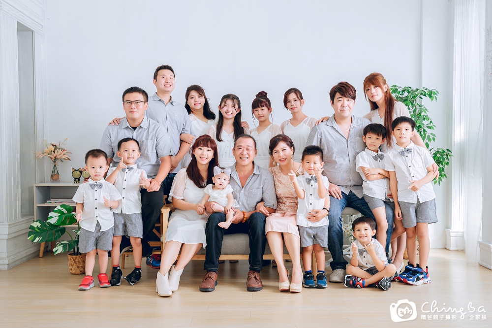 18位大人小孩都笑得好開心，三代同堂大合照全家福-台中晴爸親子寫真