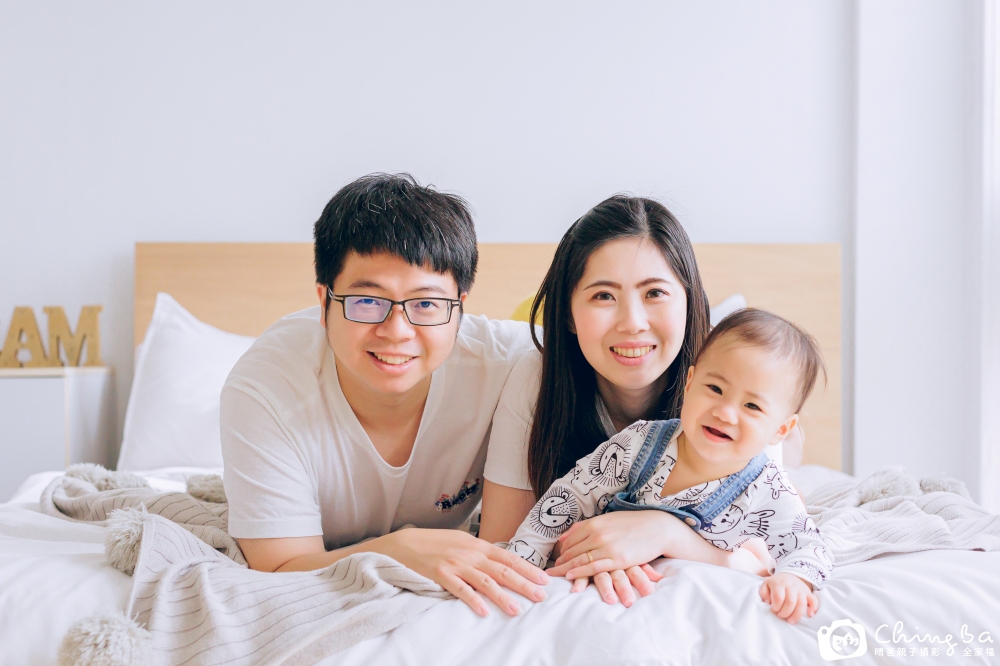 爸爸媽媽與寶貝在床上親蜜玩樂的家庭合照-台中晴爸親子寫真