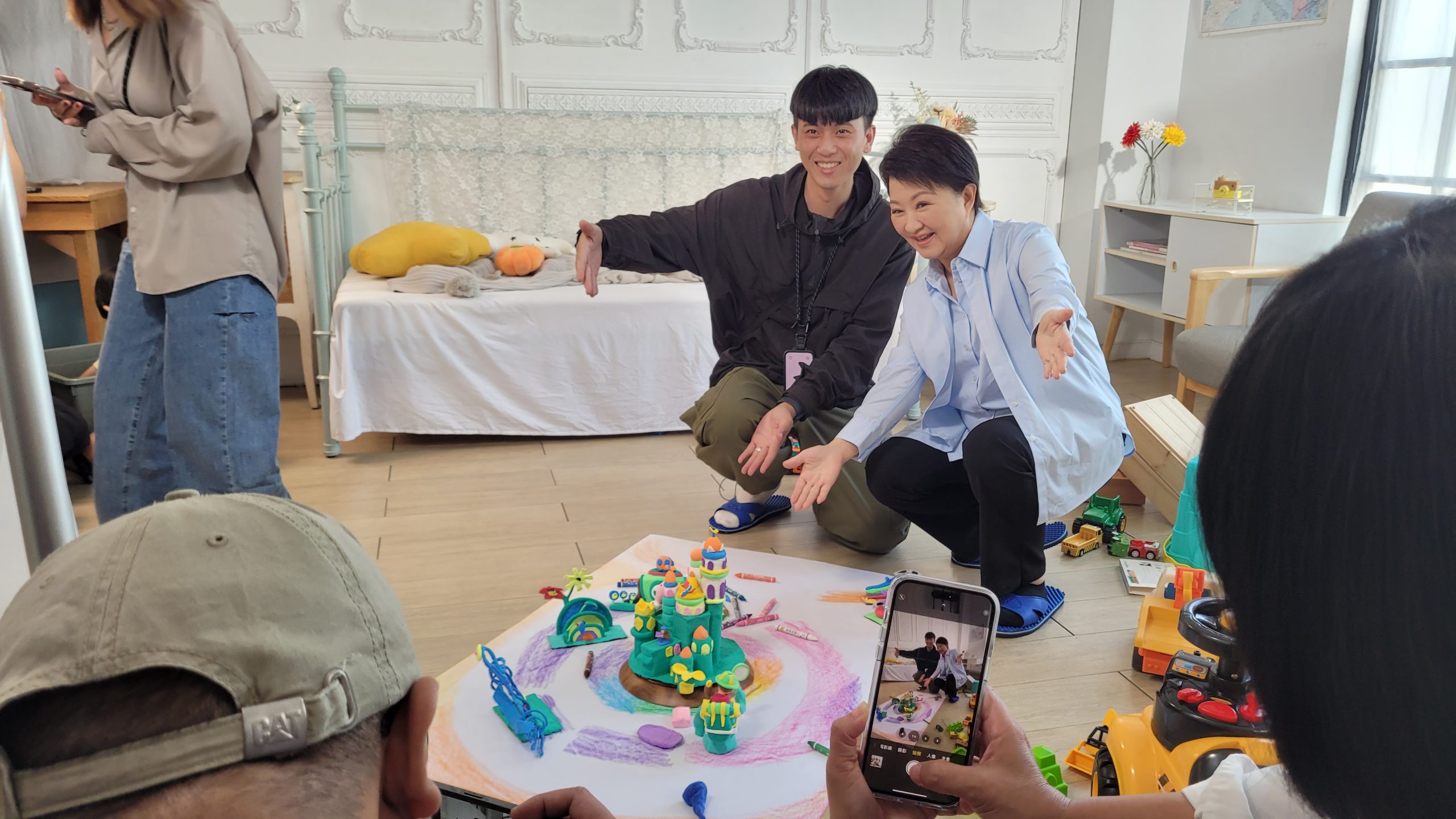 台中市長盧秀燕與工作人員在拍易拍影像空間合影留念